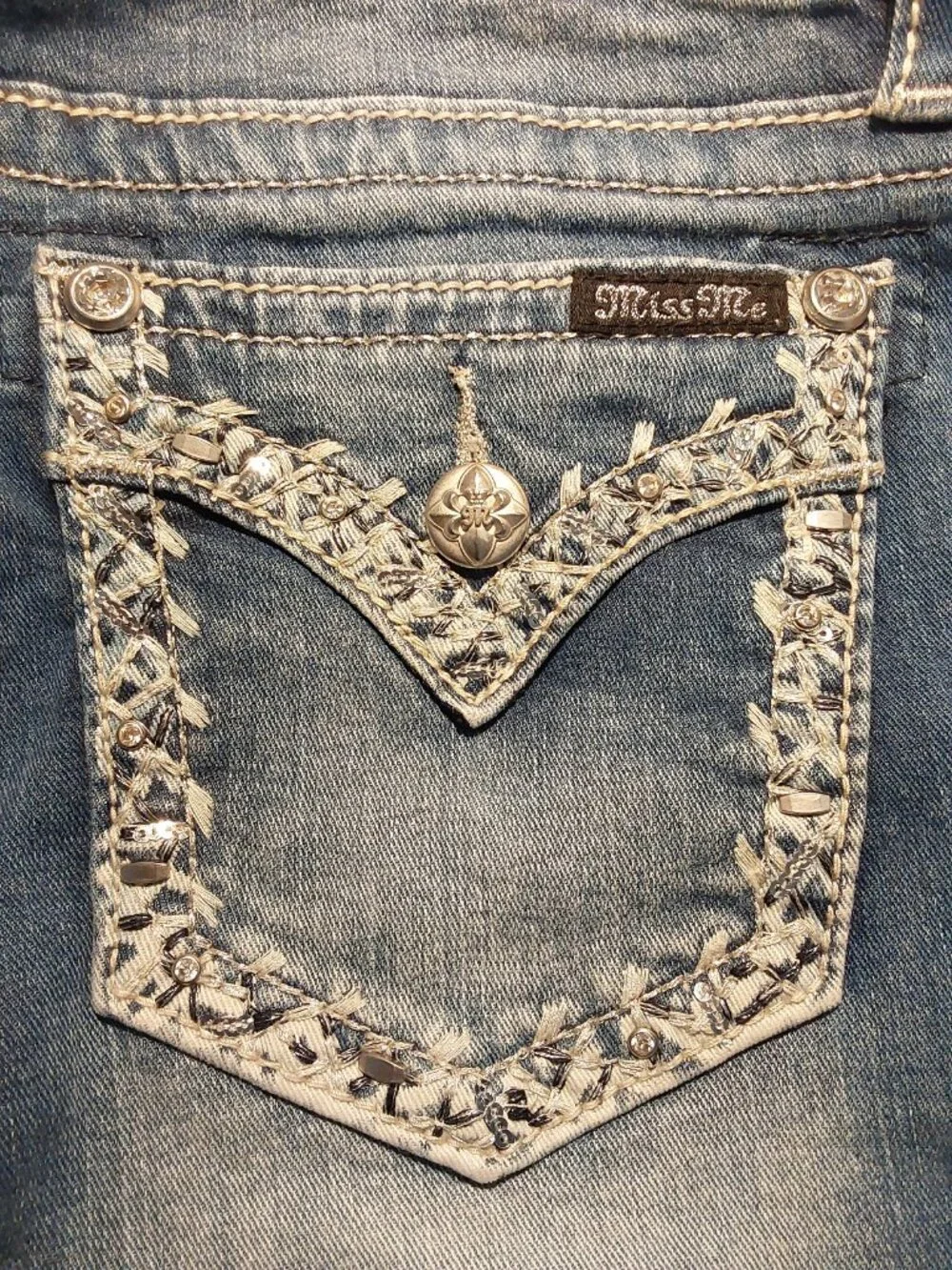 Miss Me Chloe Low-Rise Bootcut Jeans EUC 29x34 Embellished Med Wash Distressed